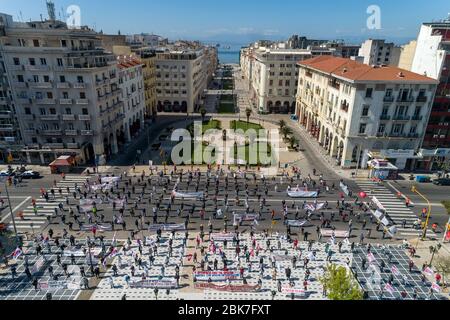 Thessaloniki, Griechenland – 1. Mai 2020: Mitglieder der kommunistischen Gewerkschaft PAME üben soziale Distanzierung während einer Kundgebung zum Gedenken an den 1. Mai Stockfoto