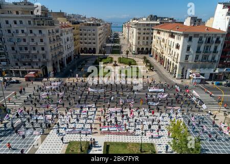 Thessaloniki, Griechenland – 1. Mai 2020: Mitglieder der kommunistischen Gewerkschaft PAME üben soziale Distanzierung während einer Kundgebung zum Gedenken an den 1. Mai Stockfoto