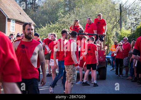 Chiddingstone Real Football, ein 100 ein Nebenspiel von Fußball / Rugby zwischen 2 Pubs - The Rock Inn und The Castle Inn Kent UK Stockfoto