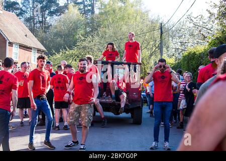 Chiddingstone Real Football, ein 100 ein Nebenspiel von Fußball / Rugby zwischen 2 Pubs - The Rock Inn und The Castle Inn Kent UK Stockfoto