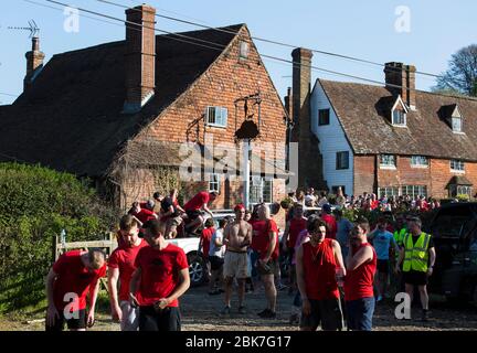 Chiddingstone Real Football, ein 100 ein Nebenspiel von Fußball / Rugby zwischen 2 Pubs - The Rock Inn und The Castle Inn Kent UK Stockfoto