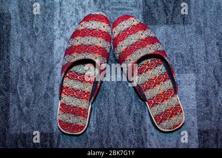 Hindu Bräutigam Hochzeitstag Sandalen auf dem Teppich.Neue Männer Sandalen Stockfoto