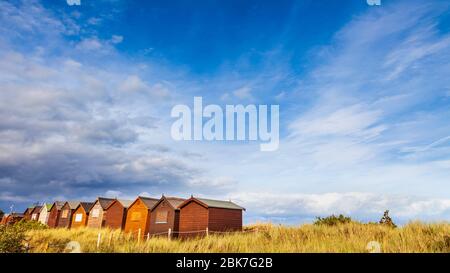 Strandhütten am Strand von Studland Beach, Dorset, England Stockfoto