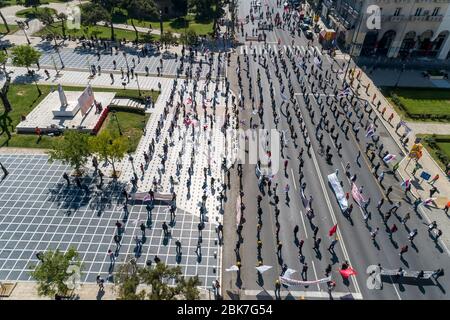 Thessaloniki, Griechenland – 1. Mai 2020: Mitglieder der kommunistischen Gewerkschaft PAME üben soziale Distanzierung während einer Kundgebung zum Gedenken an den 1. Mai Stockfoto