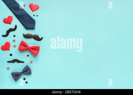 Happy Fathers Day flach lag auf blau, Banner. Krawatten, Bowties, Konfetti und Schnurrbart, Vatertag Feier oder Hipster Party Konzept. Stockfoto