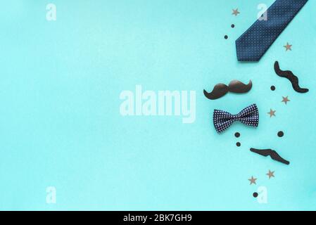 Happy Fathers Day flach lag auf blau, Banner. Krawatte, Bowtie, Konfetti und Schnurrbart, Vatertag Feier oder Hipster Party Konzept. Stockfoto