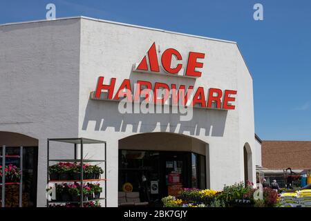 Lafayette - ca. Mai 2020: ACE Hardware Retail Cooperative. Die meisten Ace Hardware-Stores sind unabhängig und werden betrieben. Stockfoto