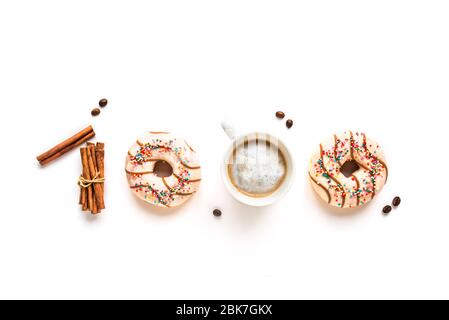 Kaffee und Donuts in 1000 Zeichen. 1k Likes, Kommentare oder Follower, 1000 Abonnenten in sozialen Medien, Feierlichkeit Leistung, kreative Wohnung lag auf weiß Stockfoto