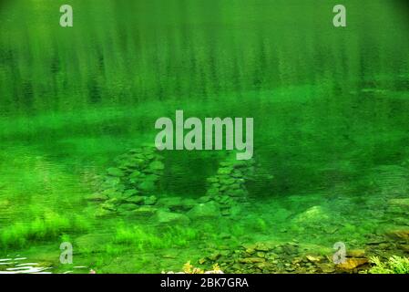 Der Lygnstøylvatnet-See im Norangsdal-Tal in Norwegen wurde 1908 durch einen Felssturz gebildet. Die Fundamente verlassene Bauernhäuser sind noch sichtbar Stockfoto