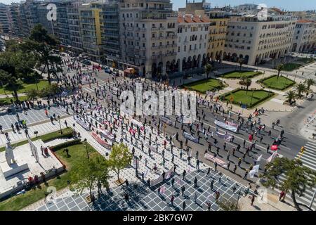 Thessaloniki, Griechenland – 1. Mai 2020: Mitglieder der kommunistischen Gewerkschaft PAME üben soziale Distanzierung während einer Kundgebung zum Gedenken an den 1. Mai Stockfoto