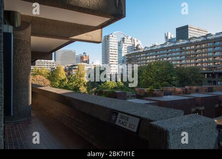 Concrete 1960er Brutalist Architecture Barbican Estate von Chamberlin Powell und Bon Architects Ove Arup in der Silk Street, London Stockfoto