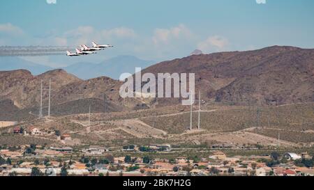 Thunderbirds F-16 Performance während Pandemie über Las Vegas City und dem Krankenhaus in Nevada Stockfoto