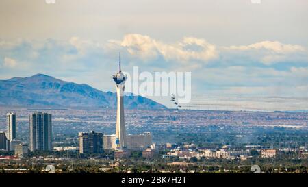 Thunderbirds F-16 Performance während Pandemie über Las Vegas City und dem Krankenhaus in Nevada Stockfoto