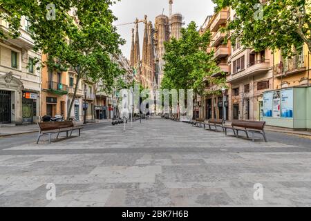 Avinguda Gaudi Straße während der auferlegten Sperrung wegen Covid-19 Ausbruch, Barcelona, Spanien leer Stockfoto