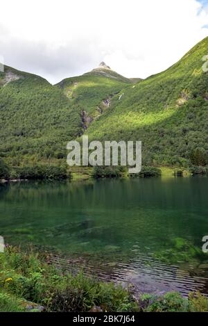 Der Lygnstøylvatnet-See im Norangsdal-Tal in Norwegen wurde 1908 durch einen Felssturz gebildet. Die Fundamente verlassene Bauernhäuser sind noch sichtbar Stockfoto