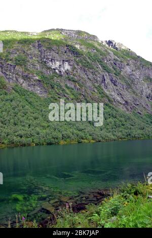 Der Lygnstøylvatnet-See im Norangsdal-Tal in Norwegen wurde 1908 durch einen Felssturz gebildet. Die Fundamente verlassene Bauernhäuser sind noch sichtbar Stockfoto