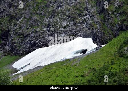 Ein kleiner Fleck Schnee im Norangsdal in Norwegen. Stockfoto