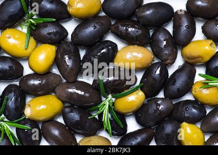 Flacher Lay von frisch geernteten, saisonal eingelegten mediterranen Oliven. Gesunde Snacks, Vorspeisen oder traditionelle Meze-Lebensmittel Stockfoto