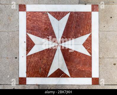 LoRa del Rio, Spanien. Mosaik im Boden mit dem Johanneskreuz, Emblem des Souveränen Malteserordens, in dieser Stadt in Andalusien Stockfoto