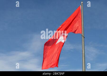 LoRa del Rio, Spanien. Flagge des Souveränen Malteserordens in dieser Stadt in Andalusien Stockfoto