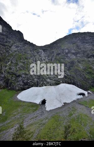 Ein kleiner Fleck Schnee im Norangsdal in Norwegen. Stockfoto