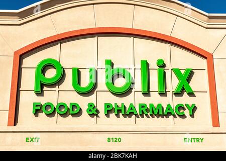 Charlotte, NC/USA - 9. November 2019: Mittlerer horizontaler Schuss der Ladenfassade des Einzelhandels von : Publix Food & Pharmacy mit grünen Markenbriefen auf bei Stockfoto