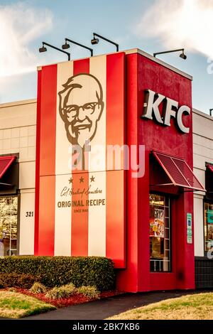 Charlotte, NC/USA - 14. Dezember 2019: Mittlerer vertikaler redaktioneller Schuss von rot-weiß blockierten Ecken des "KFC"-Einzelhandelsfilet mit gebratenem Hähnchenauslauf, der BH zeigt Stockfoto