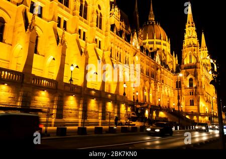 Nachtansicht des beleuchteten Gebäudes des ungarischen parlaments in budapest. Das Budapester Parlament leuchtete nachts auf Stockfoto