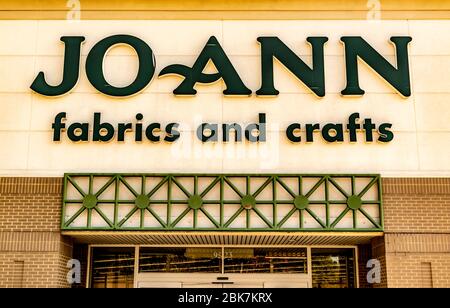 Charlotte, NC/USA - 9. November 2019: Nahaufnahme der horizontalen Außenaufnahme des Einzelhandelsketten-Schaufensters "Joann Fabrics and Crafts" über dem Eingang mit br Stockfoto