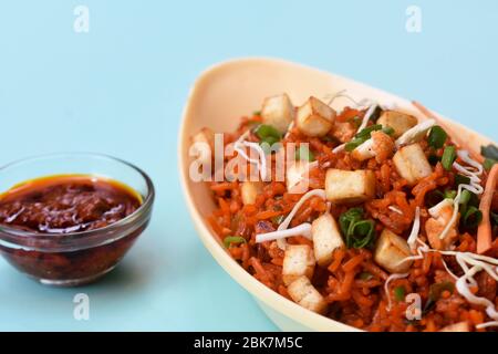 Schezwan Paneer gebratener Reis mit schezwan Sauce, chinesischer gebratener Reis mit Paneer, indo-chinesische Küche. Selektiver Fokus. Stockfoto