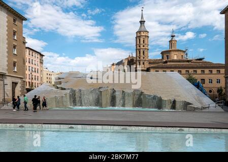 Fuente de la Hispanidad mit der Iglesia de San Juan de los Panetes Kirche im Hintergrund, Zaragoza, Spanien Stockfoto