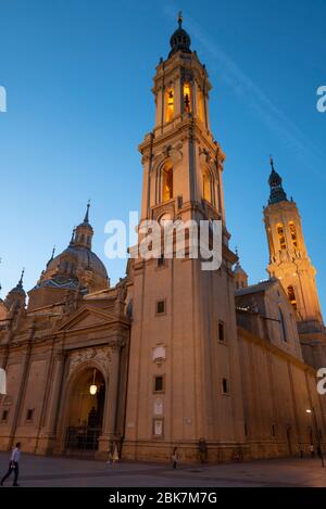 Nachtansicht der Kathedrale unserer Lieben Frau von der Säule aka Basílica de Nuestra Señora del Pilar in Zaragoza, Spanien, Europa Stockfoto