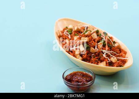 Schezwan Paneer gebratener Reis mit schezwan Sauce, chinesischer gebratener Reis mit Paneer, indo-chinesische Küche. Selektiver Fokus. Stockfoto