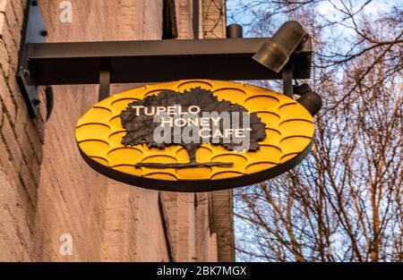 Charlotte, NC/USA - 26. Dezember 2019: Mittleres Nahaufnahme eines einzigartig kreativen 'Tupelo Honey Cafe' Hängeschilds mit Marke und Logo. Stockfoto