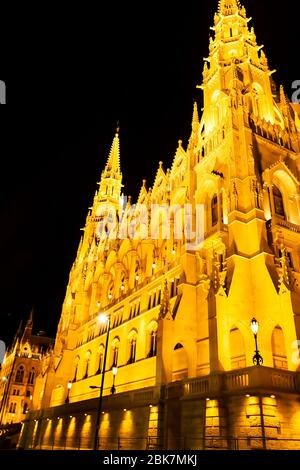 Nachtansicht des beleuchteten Gebäudes des ungarischen parlaments in budapest. Das Budapester Parlament leuchtete nachts auf Stockfoto