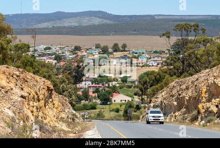 Napier, Overberg Region, Südafrika. 2019. Die R316 Autobahn nähert sich Napier, einer kleinen Stadt in der Overberg-Region in Südafrika. Stockfoto