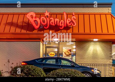 Charlotte, NC/USA - 26. Dezember 2019: Drive-up-Fenster des 'Bojangle's'-Restaurants mit gebratenem Huhn und Keksen, das über dem Fenster eine Markenbeschilderung zeigt. Stockfoto