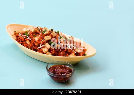 Schezwan Paneer gebratener Reis mit schezwan Sauce, chinesischer gebratener Reis mit Paneer, indo-chinesische Küche. Selektiver Fokus. Stockfoto