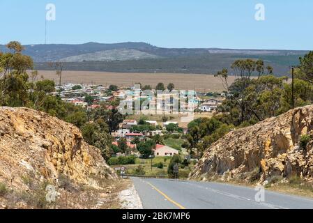 Napier, Overberg Region, Südafrika. 2019. Die R316 Autobahn nähert sich Napier, einer kleinen Stadt in der Overberg-Region in Südafrika. Stockfoto