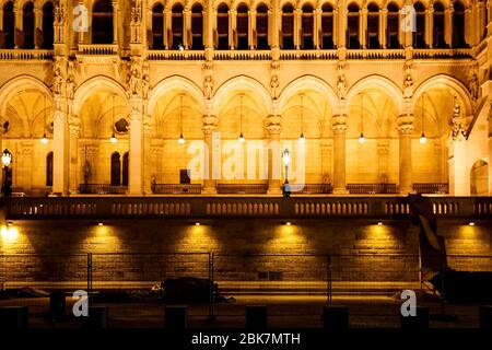 Nachtansicht des beleuchteten Gebäudes des ungarischen parlaments in budapest. Das Budapester Parlament leuchtete nachts auf Stockfoto