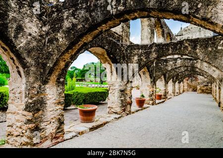 San Antonio, Texas: Korridor der Säulen und Bögen an der Mission San Jose Kirche, Teil der San Antonio National Historical Park. Stockfoto