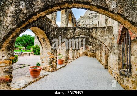 San Antonio, Texas: Korridor der Säulen und Bögen an der Mission San Jose Kirche, Teil der San Antonio National Historical Park. Stockfoto