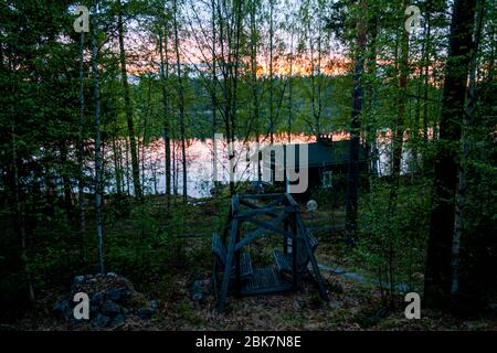 Herrlicher Himmel nach Sonnenuntergang. Abend auf einem See in Finnland Stockfoto