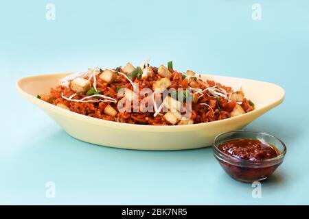 Schezwan Paneer gebratener Reis mit schezwan Sauce, chinesischer gebratener Reis mit Paneer, indo-chinesische Küche. Selektiver Fokus. Stockfoto