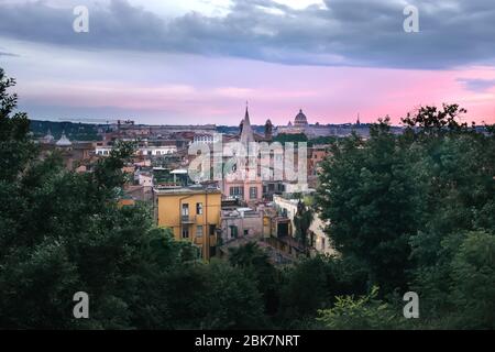 Panoramablick über die Dächer von Rom und St. Peter's im Magenta Sunset, Rom, Italien Stockfoto