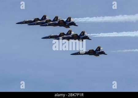 Washington, USA. Mai 2020. Die Blue Angels der US Navy fliegen am 2. Mai 2020 über Washington, DC, als Hommage an die wichtigsten Arbeiter während der Coronavirus-Pandemie. - "Amerika stark", das in verschiedenen US-Städten abgehalten werden soll, erkennt Gesundheitsarbeiter, Ersthelfer, Militär und andere wichtige Mitarbeiter an der Front an, die die COVID-19-Pandemie bekämpfen, laut dem US-Verteidigungsministerium. (Foto: Oliver Contreras/SIPA USA) Quelle: SIPA USA/Alamy Live News Stockfoto