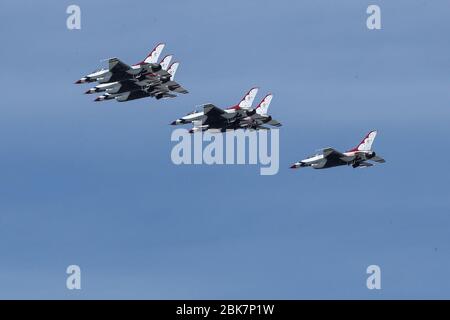 Washington, USA. Mai 2020. DIE THUNDERBIRDS DER US Air Force fliegen am 2. Mai 2020 über Washington, DC, als Hommage an die wichtigsten Arbeiter während der Coronavirus-Pandemie. - "Amerika stark", das in verschiedenen US-Städten abgehalten werden soll, erkennt Gesundheitsarbeiter, Ersthelfer, Militär und andere wichtige Mitarbeiter an der Front an, die die COVID-19-Pandemie bekämpfen, laut dem US-Verteidigungsministerium. (Foto: Oliver Contreras/SIPA USA) Quelle: SIPA USA/Alamy Live News Stockfoto