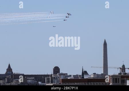 Washington, USA. Mai 2020. Die US Navy Blue Angels US Air Force Thunderbirds fliegen am 2. Mai 2020 am Washington Monument in Washington, DC vorbei, als Hommage an die wichtigsten Arbeiter während der Coronavirus-Pandemie. - "Amerika stark", das in verschiedenen US-Städten abgehalten werden soll, erkennt Gesundheitsarbeiter, Ersthelfer, Militär und andere wichtige Mitarbeiter an der Front an, die die COVID-19-Pandemie bekämpfen, laut dem US-Verteidigungsministerium. (Foto: Oliver Contreras/SIPA USA) Quelle: SIPA USA/Alamy Live News Stockfoto