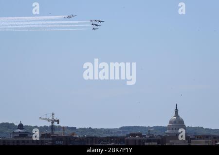 Washington, USA. Mai 2020. Die US Navy Blue Angels US Air Force Thunderbirds fliegen am 2. Mai 2020 am Capitol Building in Washington, DC, vorbei, als Hommage an die wichtigsten Arbeiter während der Coronavirus-Pandemie. - "Amerika stark", das in verschiedenen US-Städten abgehalten werden soll, erkennt Gesundheitsarbeiter, Ersthelfer, Militär und andere wichtige Mitarbeiter an der Front an, die die COVID-19-Pandemie bekämpfen, laut dem US-Verteidigungsministerium. (Foto: Oliver Contreras/SIPA USA) Quelle: SIPA USA/Alamy Live News Stockfoto