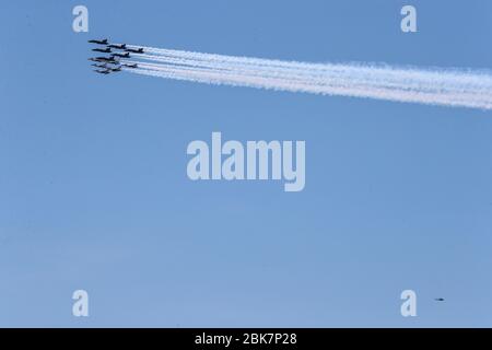 Washington, USA. Mai 2020. Die US Navy Blue Angels US Air Force Thunderbirds fliegen am 2. Mai 2020 über Washington, DC, in einer Hommage an die wichtigsten Arbeiter während der Coronavirus-Pandemie. - "Amerika stark", das in verschiedenen US-Städten abgehalten werden soll, erkennt Gesundheitsarbeiter, Ersthelfer, Militär und andere wichtige Mitarbeiter an der Front an, die die COVID-19-Pandemie bekämpfen, laut dem US-Verteidigungsministerium. (Foto: Oliver Contreras/SIPA USA) Quelle: SIPA USA/Alamy Live News Stockfoto